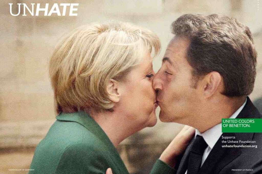 La campagne "Unhate" de Benetton - La campagne Benetton (2011) a mis en scène les baisers des dirigeants de ce monde, avec (entre autres) Angela Merkel et Nicolas Sarkozy.