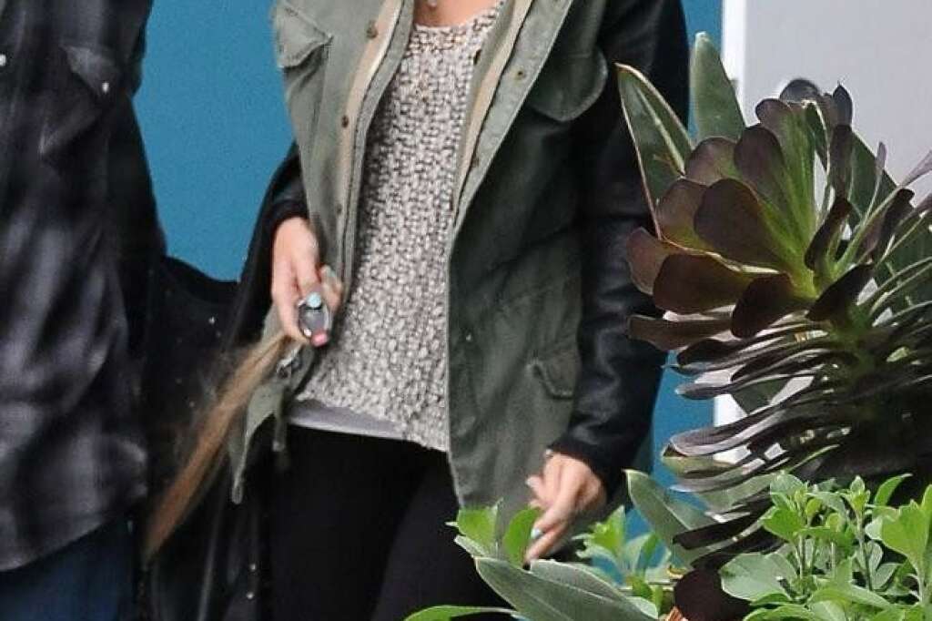 Miley Cyrus - Vue à la sortie d'un cours de Pilates. La star de la pop et actrice était l'incarnation du style décontracté, avec ses lunettes aviateur et sa veste militaire.