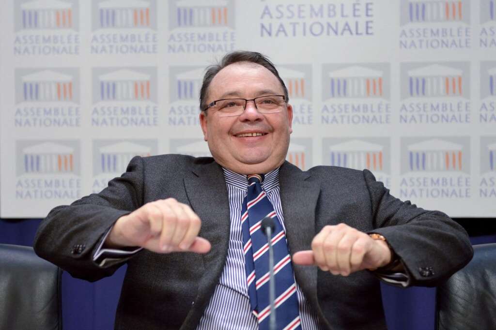 20 octobre 2013: Mennucci gagne à Marseille - Le challenger de Gaudin à Marseille, ce sera lui. Au terme d'une primaire socialiste très compliquée, le député Patrick Mennucci a été désigné candidat du PS pour les municipales 2014.    <strong>A RELIRE:</strong> <a href="https://www.google.com/url?q=http://www.huffingtonpost.fr/2013/11/08/marseille-ayrault-3-milliards-aides-droite-denonce-cadeau-ps_n_4238428.html&sa=U&ei=C62lUtKrNqyP4gS7o4CIBw&ved=0CAYQFjAA&client=internal-uds-cse&usg=AFQjCNE7YIR3KNs0N5aBlq0dUB9rHOg1Rg" target="_hplink">3 milliards d'euros, le "cadeau électoral" du gouvernement à Mennucci</a>