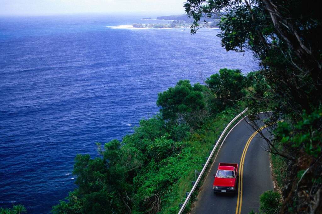 2. Hana Highway, Hawaii - Si vous ne souffrez pas trop de nausées en serpentant cette route coincée entre Kahului et Hana, vous resterez certes éblouis par ses paysages luxuriants qui bordent la mer.