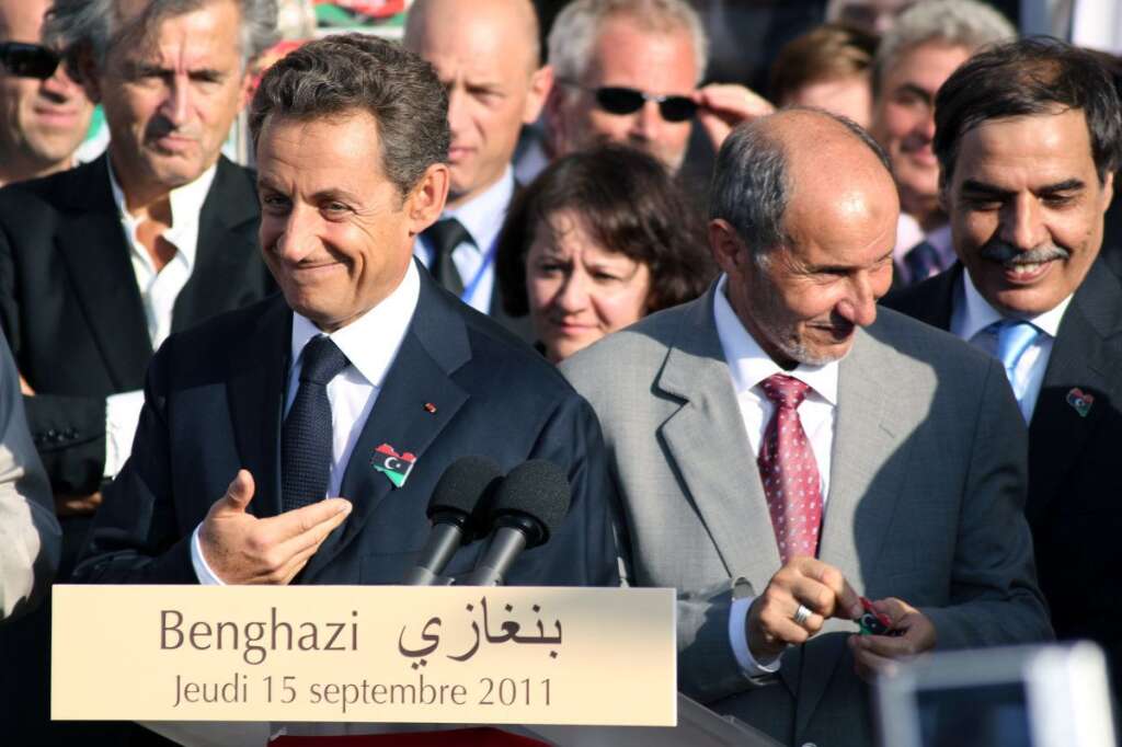 Septembre 2011: Sarkozy en Libye - Très impliqué dans la crise libyenne, Nicolas Sarkozy a très vite pris fait et cause pour le CNT anti-Kadhafi. L'aviation française pilonnera les forces du dictateur tandis que la rébellion progresse sur le terrain. Après la mort du guide suprême, la visite du président français sous les hourras en septembre 2011 à Benghazi, siège de l'insurrection, est un succès diplomatique retentissant.