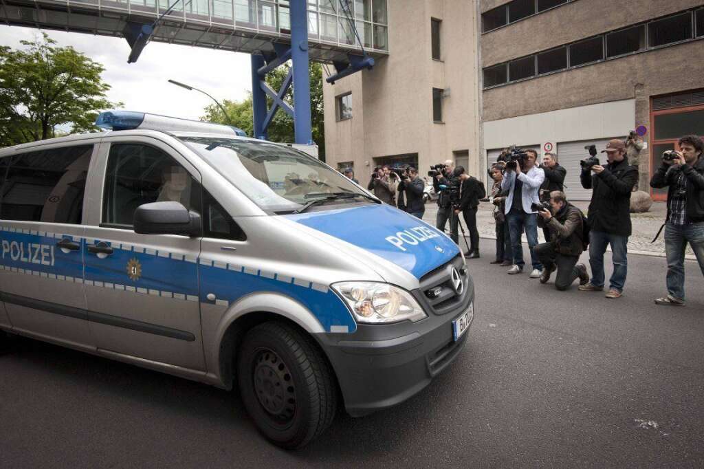 - Une voiture de police transportant supposément Luka Rocco Magnotta quitte le centre de détention de la police de Berlin. (AP/Timur Emek)