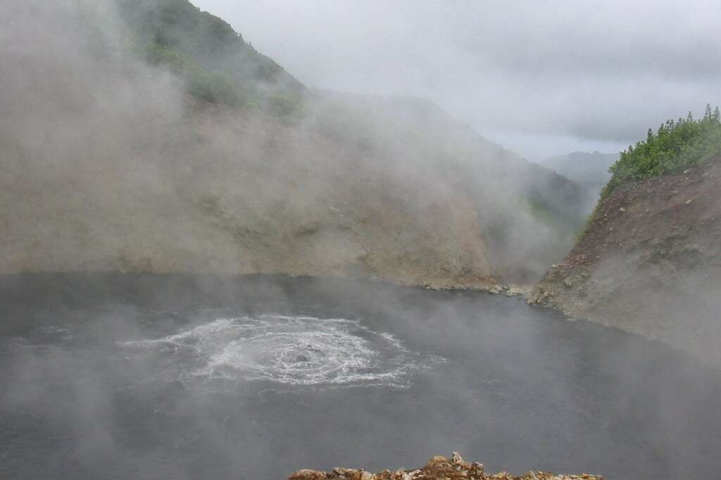 Boiling Lake - Rempli d'une eau bouillonnante bleue-grise et généralement couvert par un nuage de vapeur, le Boiling Lake (lac bouillonnant) est un cratère présent dans le parc national des Trois Pitons sur l'île de la Dominique, dans une zone d'intense activité volcanique.