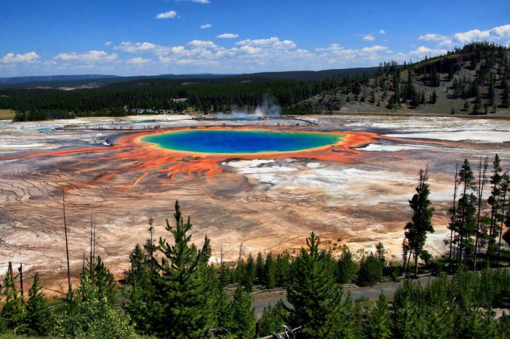Grand Prismatic Spring - Découverte dans le parc naturel de Yellowstone par des trappeurs en 1839, il s'agit de la plus grande source chaude connue des États-Unis, la troisième plus importante au niveau mondial. D'un diamètre de plus de 112 mètres et profond de 37 mètres, son eau y est chauffée naturellement à 70 degrés.