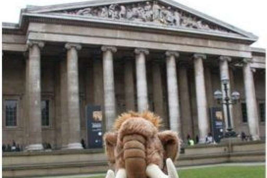 Le British Museum met en scène un mamouth en peluche dans une série de publications photos -
