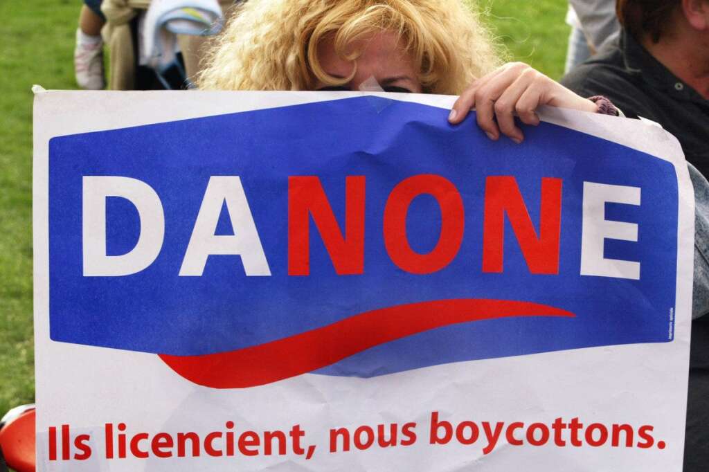 Danone - En 2001, un appel au boycott de Danone est <a href="http://www.20minutes.fr/ledirect/633645/economie-danone-condamne-avoir-licencie-abusivement-19-salaries" target="_blank">lancé par des salariés de LU</a>, propriété de Danone, suite à un plan de licenciement. Si l'affaire a provoqué un élan de solidarité dans le pays, le boycott avait lui été un échec.