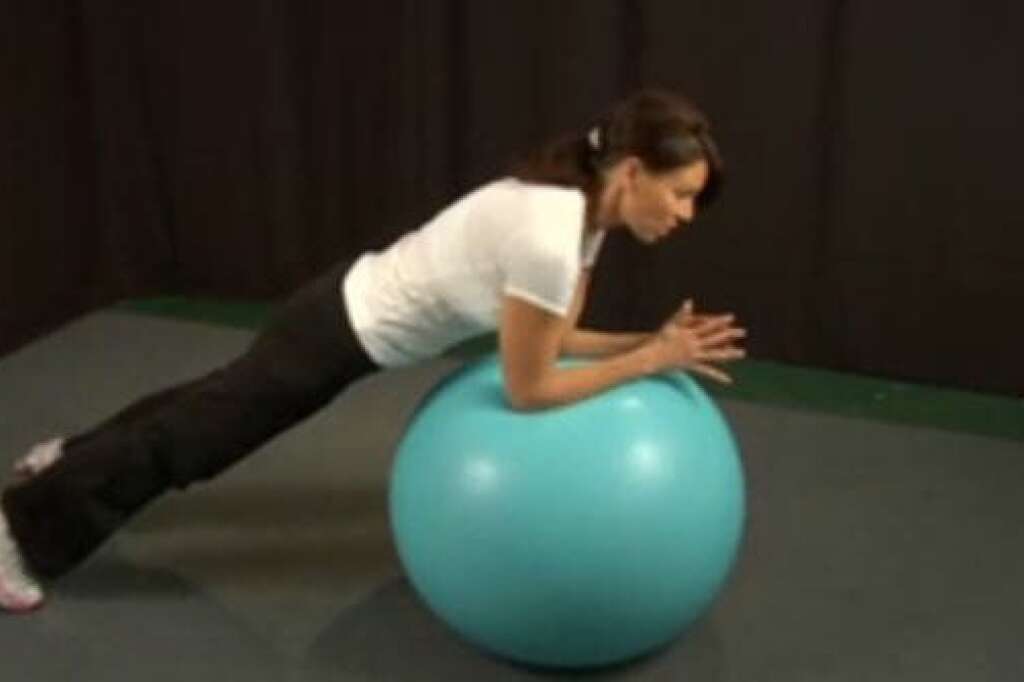 La planche sur une balle («Stability Ball Plank») - Utilisez un balle pour travailler votre stabilité, en vous appuyant dessus avec vos coudes et vos avant-bras. Une fois votre équilibre atteint, essayez de tenir la position de la planche pour 2 à 5 minutes.