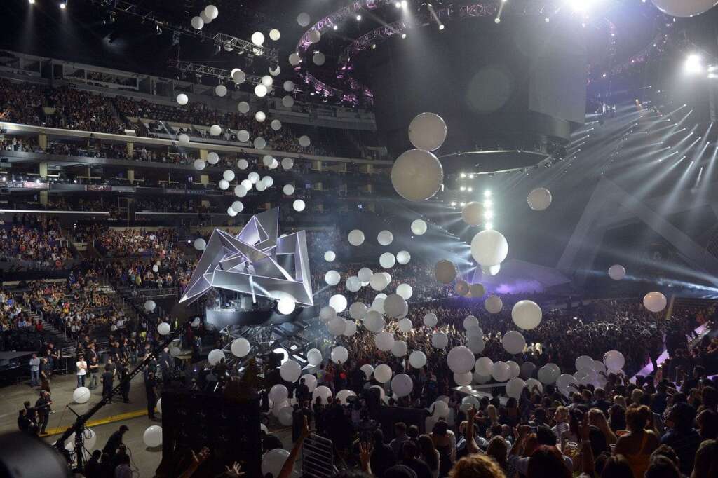 2012 MTV Video Music Awards - Show - LOS ANGELES, CA - SEPTEMBER 06:  A view of the stage during the 2012 MTV Video Music Awards at Staples Center on September 6, 2012 in Los Angeles, California.  (Photo by Kevin Winter/Getty Images)