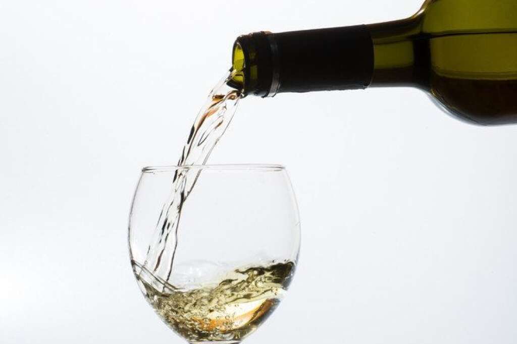 Boire un verre peut déstresser - Vous devriez réfléchir à deux fois avant de vous servir un deuxième ou troisième verre de vin après une dure journée. D’après une étude publiée en 2008 dans le <em>Journal of Clinical Endocrinology and Metabolism</em>, l’alcool favorise en fait la production de cortisol, l’hormone du stress.  En plus de cela, l’alcool et le stress se nourriraient l’un l’autre: on se tourne vers l’alcool pour soulager le stress mais le stress diminue les effets grisants de l’alcool, d’après des recherches menées par l’université de Chicago.