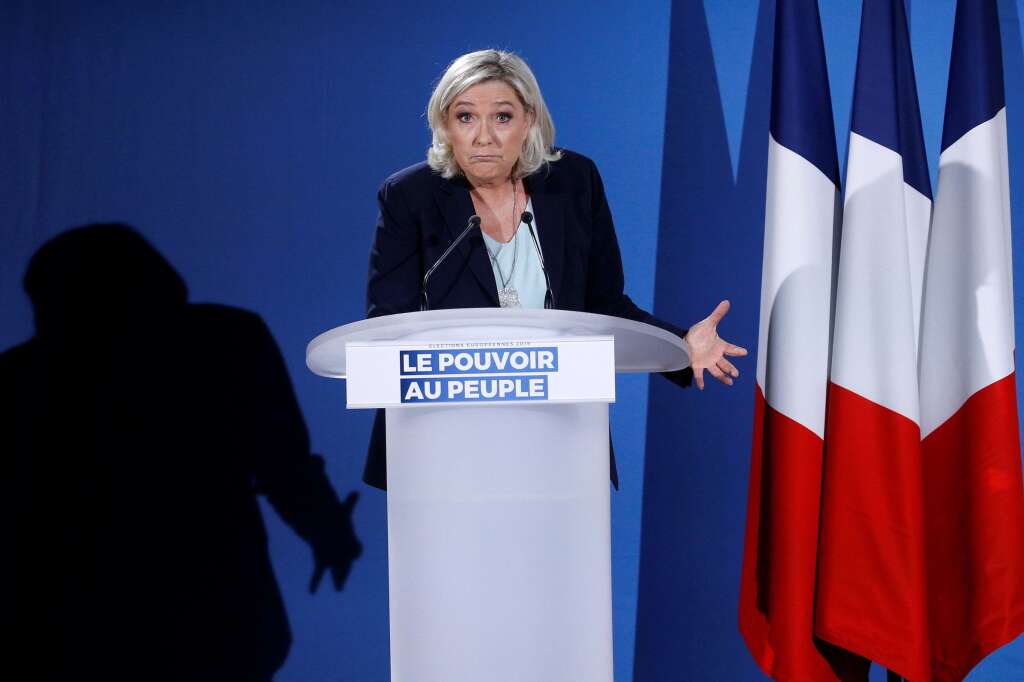 FLOP #2: Marine Le Pen en chute et pourtant favorite - <p>Retour dans le flop 5 pour la présidente du Rassemblement national qui ambitionne toujours de remporter les élections européennes de mai. Aussi délicat que soit ce baromètre pour la leader d'extrême droite, elle parait en mesure de réussir son pari.</p>  <p><strong>Opinions positives:</strong> 18 (-2)<br /> <strong>Opinions négatives:</strong> 52 (+10)<br /> <strong>Score net:</strong> -33 (12)</p>
