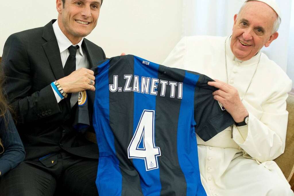 - Le capitaine de l'Inter de Milan offre son maillot au pape François.