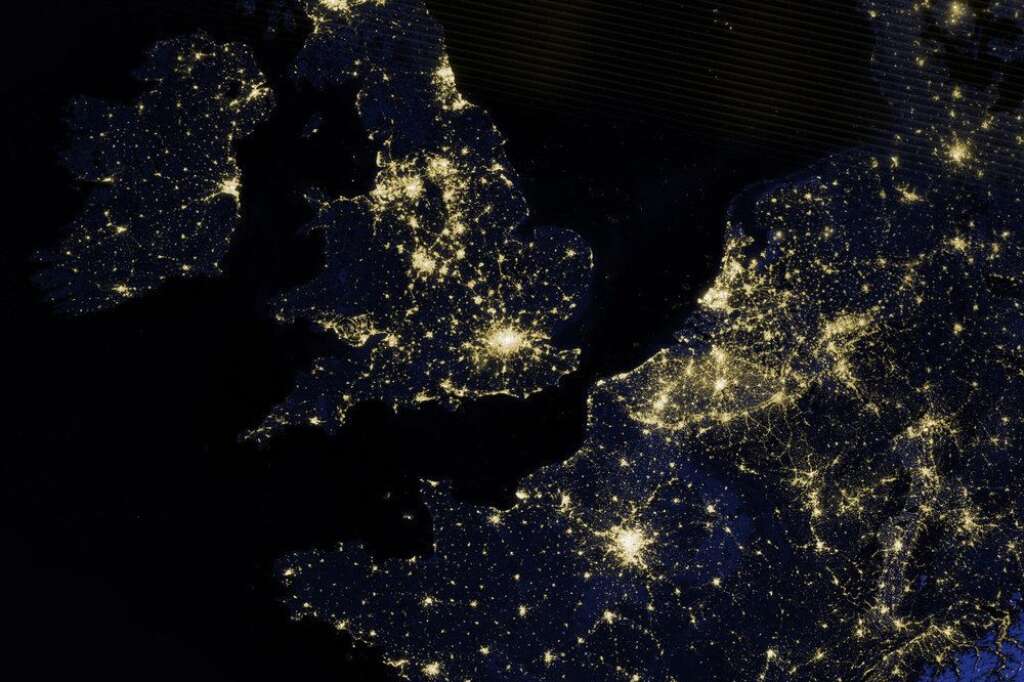 La France et du Royaume-Uni de nuit, par le satellite Suomi NPP de la Nasa. -