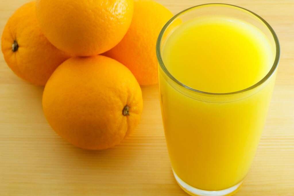 Classique : le jus - Pour varier les plaisir, on peut aussi déguster des jus de fruit (oranges, pamplemousses...). Il vaut mieux préférer les breuvages 100% pur jus. L'avantage, ils vous apportent des vitamines. L'inconvénient, ils sont sucrés. Or le sucre entraîne la soif. N'hésitez donc pas à diluer votre jus dans de l'eau.
