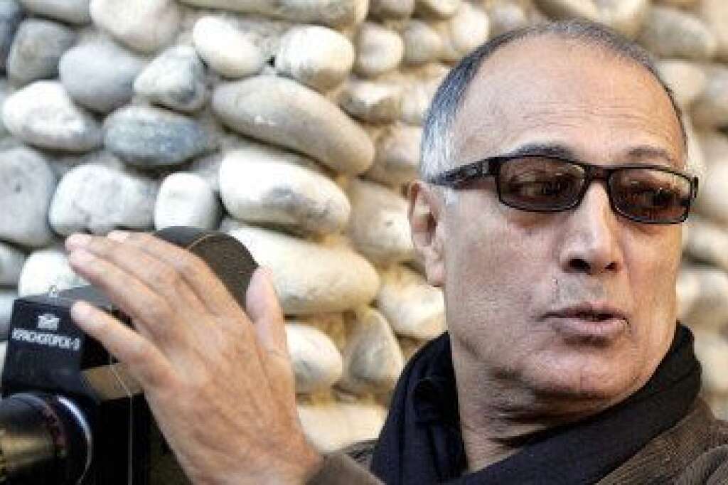 4 juillet - Abbas Kiarostami - Le réalisateur iranien Abbas Kiarostami est mort à 76 ans des suites d'un cancer, a-t-on appris lundi 4 juillet.  Celui qui avait remporté la Palme d'Or à Cannes en 1997 avec "Le Goût de la cerise" est décédé en France alors qu'il y était venu pour recevoir des soins, a rapporté le <em>Guardian</em>.   <strong>» Lire notre article complet <a href="http://www.huffingtonpost.fr/2016/07/04/abbas-kiarostami-mort-france-age-76-ans_n_10805178.html" target="_blank">en cliquant ici</a>.</strong>