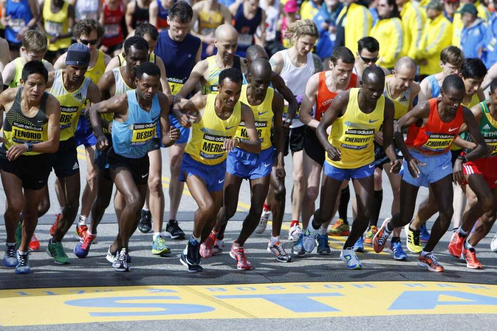 Le départ - Le marathon de Boston est organisé dans la capitale du Massachusetts depuis 1897. Il est habituellement couru le troisième lundi d'avril, et ce lundi était férié dans l'Etat.