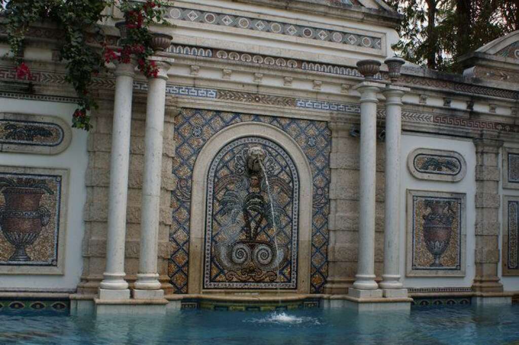 Gianni Versace - Aussi connue sous le nom de Manoir Versace, la maison du créateur italien offre 10 chambres à thème, 11 salles de bain, un jardin et une piscine décorée de mosaïque.