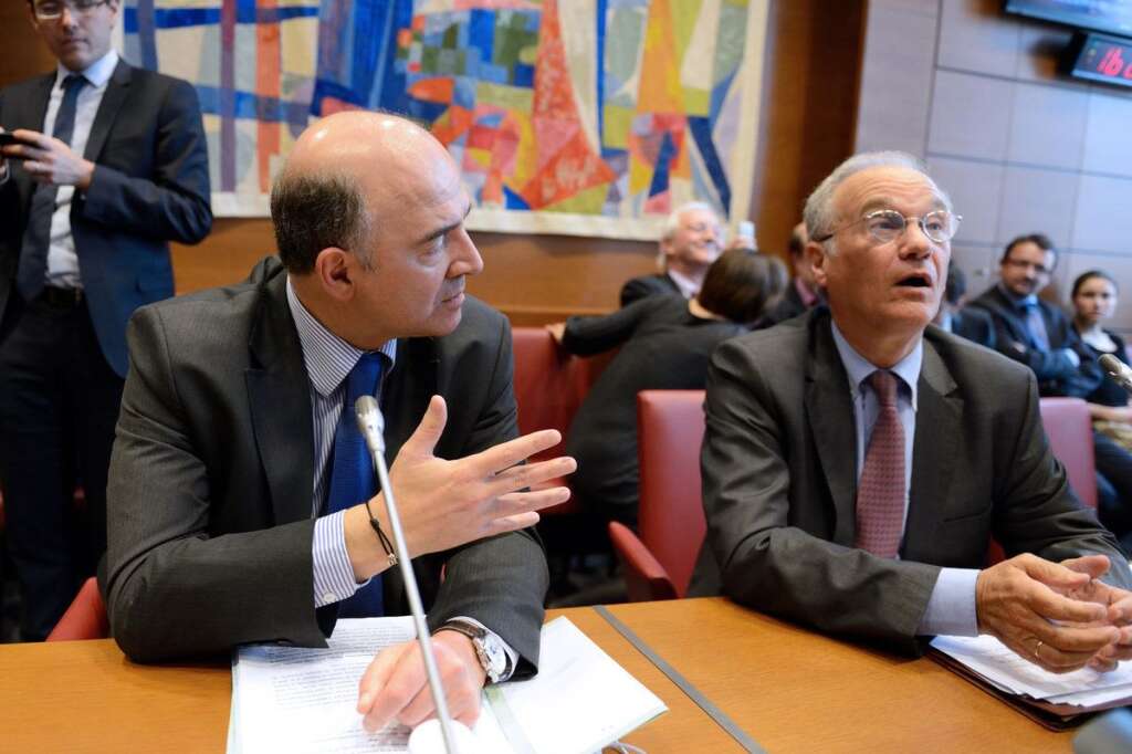 17 avril 2013 : attaqué de toutes parts, Moscovici est entendu par la commission des finances de l'Assemblée - Depuis les révélations de <em>Valeurs Actuelles</em>, Pierre Moscovici est la cible de tirs nourris de l'opposition, qui l'accuse d'avoir couvert Jérôme Cahuzac pendant des mois.  Mercredi 17 avril 2013, il est donc logiquement entendu par la commission des Finances de l'Assemblée nationale, présidée par l'UMP Gilles Carrez, à huis clos. Pendant deux heures, il clame son innocence devant une quarantaine de députés. "Je n'ai pas vu aujourd'hui un débat serein. J'ai entendu beaucoup de mauvaise foi. Vous voulez transformer une faute personnelle en une faute collective. C'est malsain et dangereux", déplore t-il à la sortie de l'audition, <a href="http://www.lexpress.fr/actualite/politique/affaire-cahuzac-moscovici-repond-aux-memes-questions-avec-les-memes-reponses_1241767.html" target="_blank">rapporte <em>l'Express</em></a>.