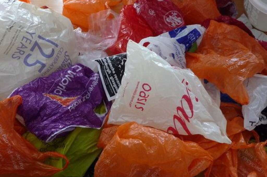 Interdire les sacs plastiques à usage unique - Ils seront interdits en 2016. Selon le gouvernement, 5 milliards de sacs plastiques sont encore distribués.