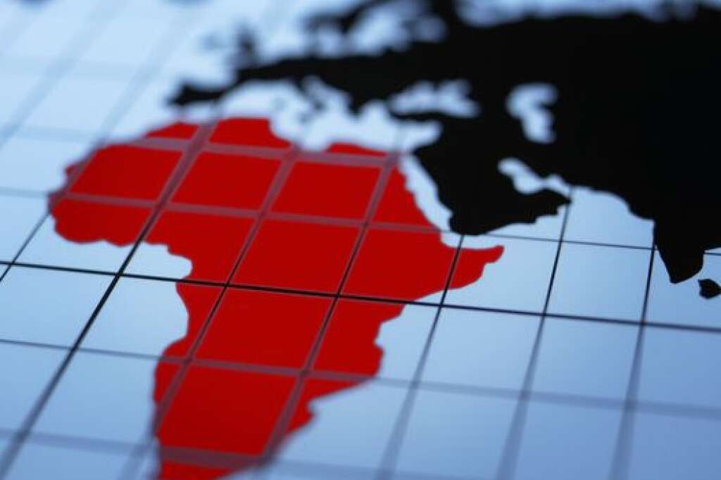 Les contaminations augmentent en Afrique - Oui, l'Afrique est la région du monde la plus touchée par le VIH (1 adulte sur 20 est porteur du virus), mais c'est aussi celle qui concentre le plus de pays où le nombre de nouvelles contaminations a diminué de plus de 50% pendant les dix dernières années.  Tous les pays africains ne peuvent pas se targuer du même bilan. Si le Botswana, le Burkina Faso ou la République Centrafricaine ont diminué de plus de la moitié leur nombre de nouvelles contaminations entre 2001 et 2011, celles-ci ont par exemple augmenté en Guinée-Bissau et ont été stables en Angola, au Lesotho, en Gambie, au Congo au Bénin ou encore en Ouganda.  Le Burundi, le Cameroun, la RDC, le Kenya, le Niger ou le Mozambique font figure de pays intermédiaires. Les nouvelles contaminations y ont diminué d'entre 26 et 49% sur la même période.  Cependant, l'Afrique subsaharienne continue à être la région la plus touchée avec 70,6% des cas (70,8% en 2012) de l'ensemble des personnes vivant avec le VIH dans le monde. Le virus touche particulièrement les femmes qui représentent 58% des personnes contaminées dans la région.