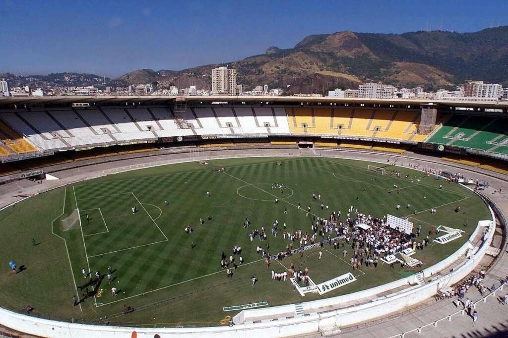 Des centaines d'invités pour le cinquantenaire du stade le 16 juin 2000 -