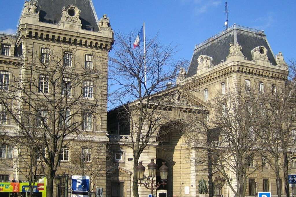 Le registre des "Pédérastes" - Une police administrative est mise en place peu avant la Révolution et s’intensifie sous la Monarchie de Juillet et le Second Empire. Les personnes identifiées comme étant homosexuelles, prostitués homosexuels et les travestis sont ainsi compilées et fichés dans les "registres des pédérastes". Il faudra attendre le 11 juin 1981 pour voir la dissolution du Groupe de Contrôle des Homosexuels à la Préfecture de police de Paris et la circulaire Defferre du 12 juin 1981 limiter le fichage des homosexuels et les contrôles d’identité.