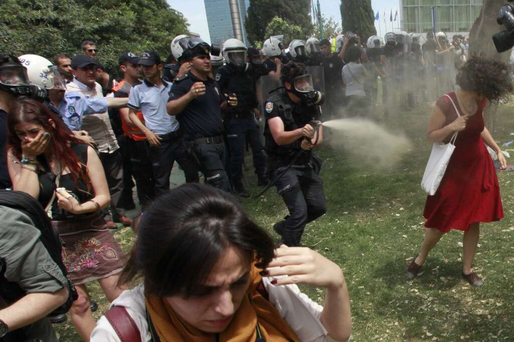 "La femme en rouge" - Photo prise dans le parc Gezi à Istanbul, le 28 mai 2013.