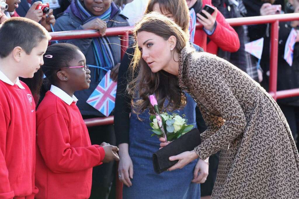 The Duchess Of Cambridge Visits Rose Hill Primary School - OXFORD, ENGLAND - FEBRUARY 21:  Catherine, Duchess of Cambridge meets children as she arrives at Rose Hill Primary School during a visit to Oxford on February 21, 2012 in Oxford, England. The visit is in association with the charity Art Room who work with children to increase self-confidence and self-esteem  (Photo by Chris Jackson/Getty Images)