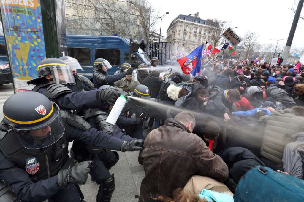 24 mars: la Manif pour tous tourne mal - Le défilé le long de l'Avenue de la Grande armée est débordé par des groupuscules et des manifestants qui tentent de forcer les barrages policiers. Les CRS ripostent à coup de gaz lacrymogène. Certains manifestants et la droite dénoncent des "enfants gazés".  <strong>A RELIRE:</strong> <a href="https://www.google.com/url?q=http://www.huffingtonpost.fr/2013/03/25/manif-pour-tous-derapages-organises-amateurisme-manifestants_n_2948404.html&sa=U&ei=eW1xUYPqMouTswbJgIGACg&ved=0CAcQFjAA&client=internal-uds-cse&usg=AFQjCNGbcLn1ScG7a-R7K5_iwyQuaL213A" target="_blank">Des dérapages organisés?</a>
