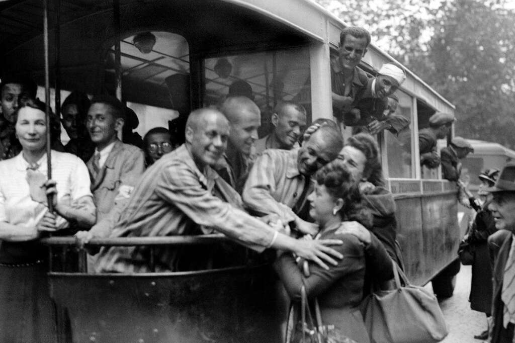 L'arrivée de déportés au Lutetia en 1945 - Des déportés français en Allemagne, portant encore l'uniforme rayé du camp de concentration, sont accueillis par des Parisiens à leur arrivée au centre de l'hôtel Lutétia, en mai 1945, quelques temps après la fin de la 2e guerre mondiale, le 08 mai de la même année
