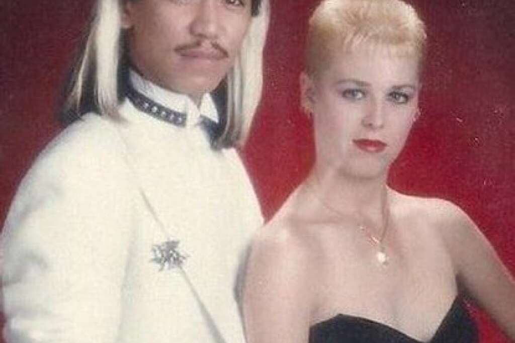 Dans ce couple, c'est monsieur qui porte les cheveux. - <a href="http://awkwardfamilyphotos.com/">Crédit</a>  Attention: il ne s'agirait pas de leur couleur de cheveux naturelle.