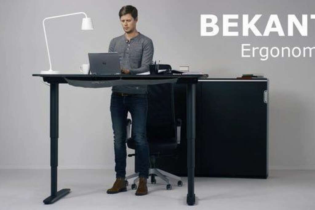 Un bureau ajustable - Travaillez debout! Certains constructeurs proposent maintenant des modèles spécialement conçus pour, à l'image de ce bureau conçu par Ikea. Travailler debout, ne serait-ce que deux ou trois heures par jour, est bénéfique pour la santé. Cela permet même de brûler des calories.