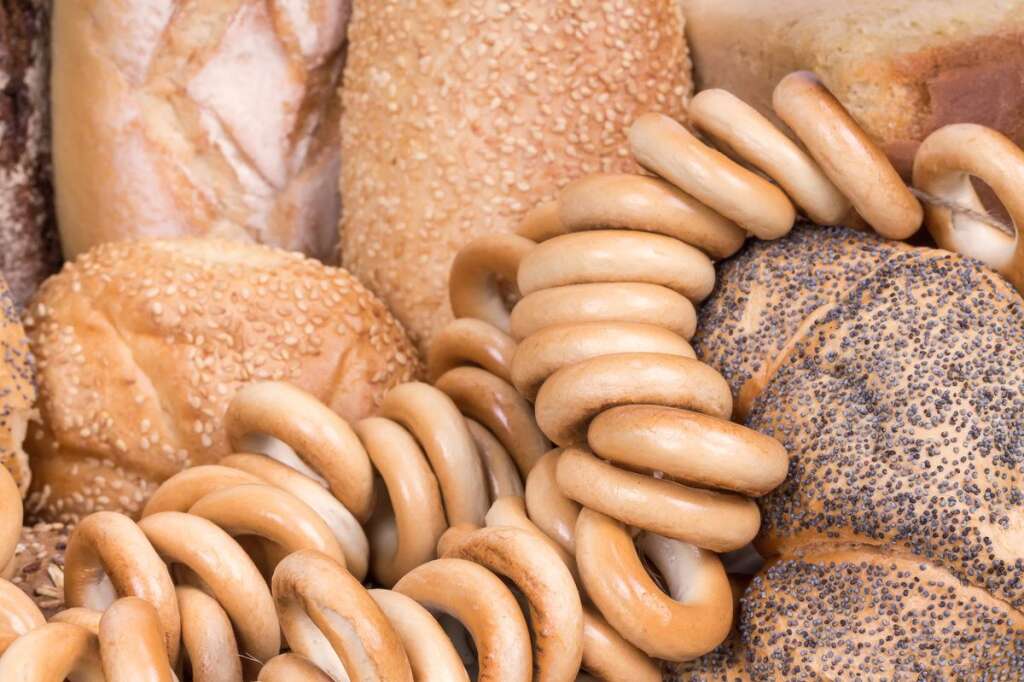 Pain - <strong>MYTHE:</strong> Manger du pain chaque jour fait engraisser.     <strong>VÉRITÉ:</strong> "Faux. Une quantité excessive d'hydrate de carbone peut cause une prise de poids mais notre cerveau et nore corps en ont besoin pour fonctionner alors il faut en manger. Cela ne veut pas dire que toutes les sortes de pain sont santé. Choisissez des pains qui sont riches en fibres et à base de grains entiers.