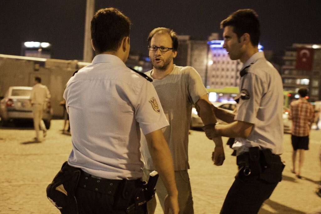 Place Taksim - Plusieurs manifestants sont arrêtés par la police.