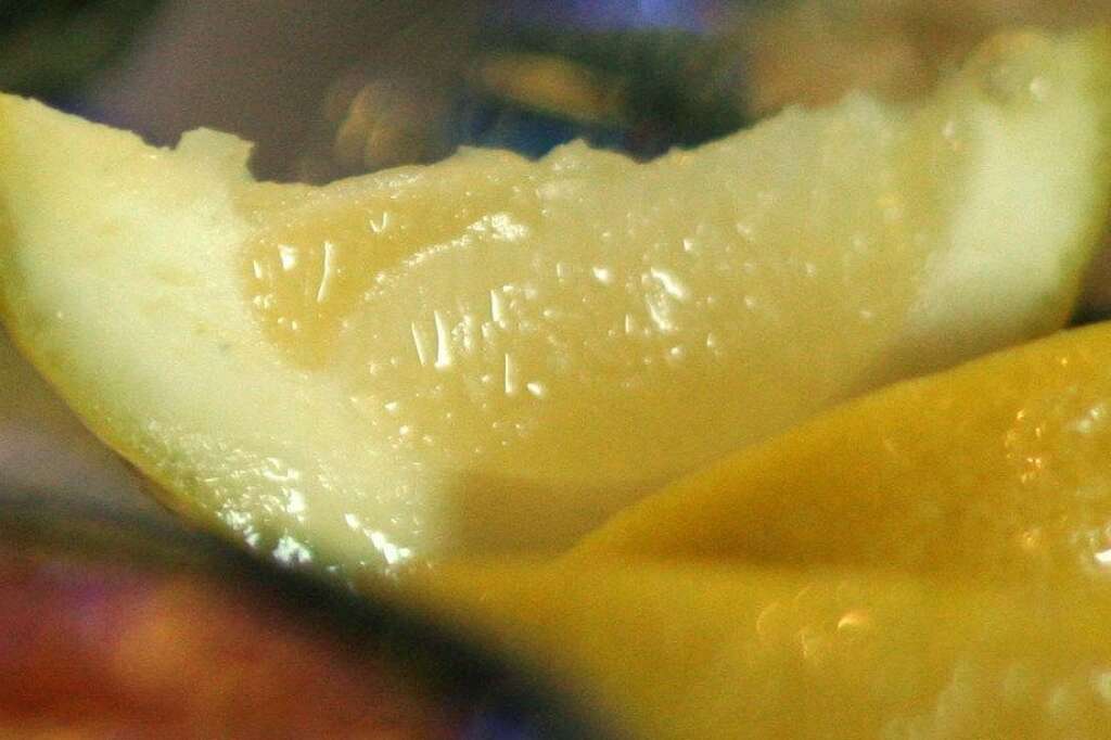 3. Des quarts de citron - Sur la moitié des quarts de citrons testés, Leamy a retrouvé des traces de matière fécale.