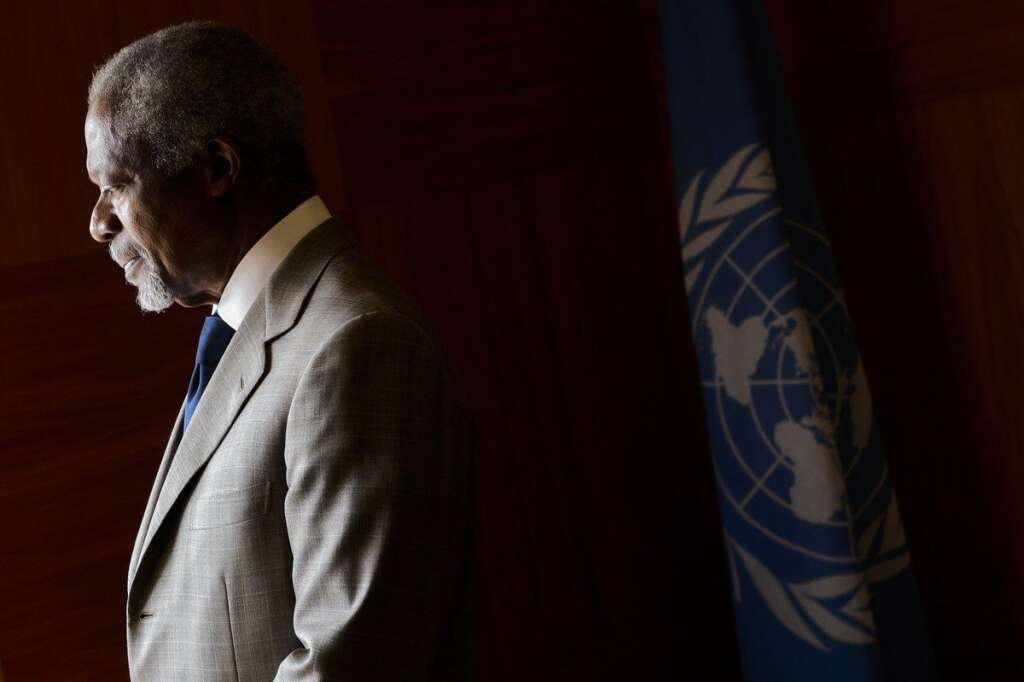 Le plan de paix - Le gouvernement syrien accepte en mars 2012 un plan de paix présenté par Kofi Annan qui prévoit notamment un arrêt des violences par toutes les parties, l'acheminement de l'aide humanitaire et la libération de toutes les personnes détenues arbitrairement.   Mais le nombre de morts continue d'augmenter et aucun retrait des troupes syriennes n'est reconnu pas la communauté internationale. Déçu de ne jamais voir son plan appliqué et des dissensions au sein de l'ONU, <a href="http://www.huffingtonpost.fr/2012/08/02/syrie-kofi-annan-a-demissionne-demisson-onu_n_1733023.html" target="_blank">Kofi Annan démissionne le 2 août</a>.