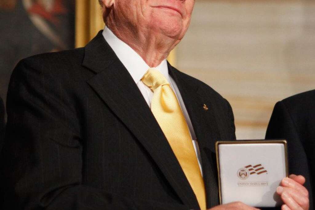 Neil Armstrong, le 16 novembre 2011 - L'astronaute se voit décoré, avec ses compagnons, de la médaille d'or du Congrès américain lors d'une cérémonie à Washington.