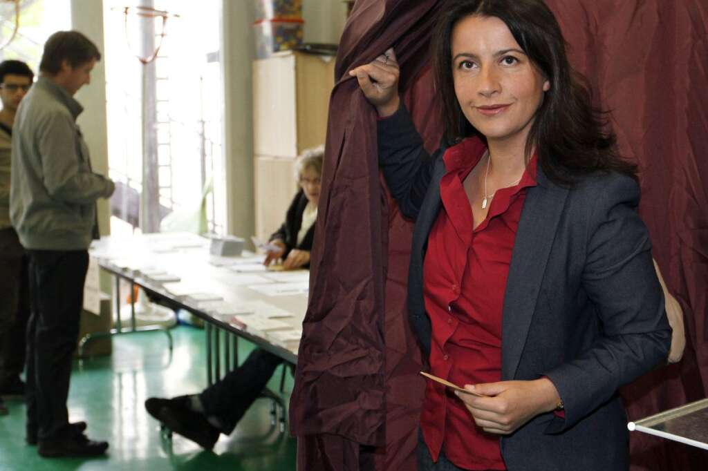 Cécile Duflot  à Paris - Cécile Duflot (EELV), la ministre de l'Egalité des Territoires, est élue dans la 6e circonscription de Paris (parties des XIe et XXe arrondissements) avec 72,2% des voix, contre 27,8% pour l'UMP Jacques-Yves Bohbot.