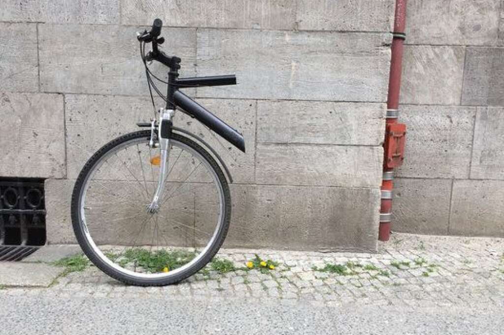 Le vélo (qui ressemble plus à un monocycle désormais) -