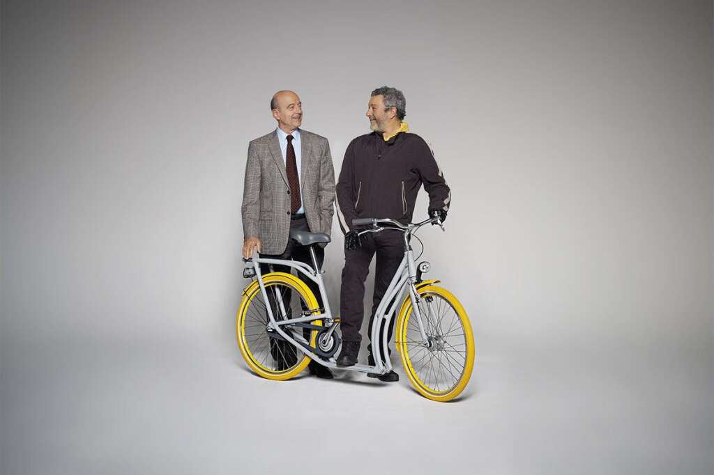 Pibal (Peugeot) - Le Pibal, vélo-trotinette conçu par Starck pour la ville de Bordeaux. À gauche, Alain Juppé.