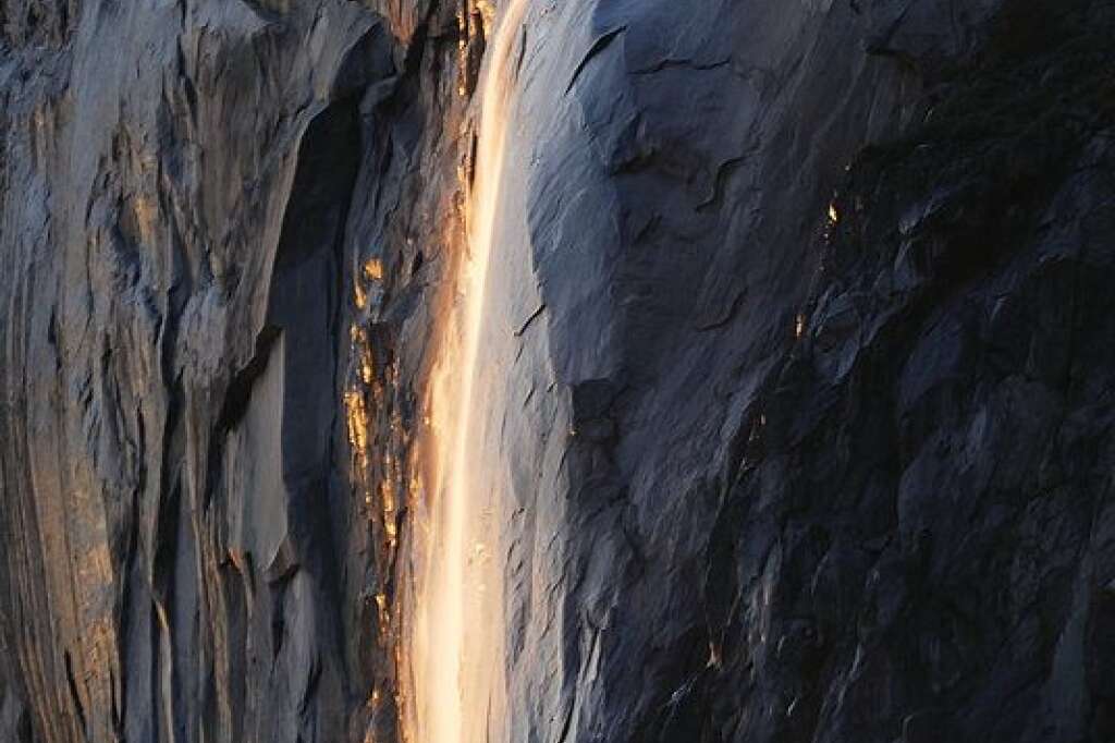 Casacade Horsetail - Dans le parc national de Yosemite en Californie, cette cascade de lave sort de la montagne. Il s'agit en fait bien d'eau, qui, en février, bénéficie de cet aspect de feu grâce aux rayons particulier du soleil à ce moment-là.