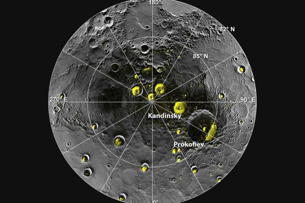 Le pôle nord de Mercure vu par Messenger - Une image radar de la même région. En jaune, les zones qui pourraient être constituées d'eau. Elles se situent toutes dans des cratères très certainement provoqués par l'impact d'astéroïdes. La glace semble concentrée sur la face nord de ces cratères.  Données provenant de N. L. Chabot et al., Journal of Geophysical Research, 117, doi: 10.1029/2012JE004172 (2012).