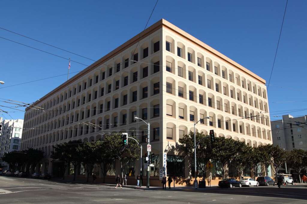 Le siège de Twitter est à San Francisco - Twitter est basé à San Francisco, avec des bureaux à New York, Chicago, Los Angeles et Washington. La société compte 900 salariés (en octobre 2013).