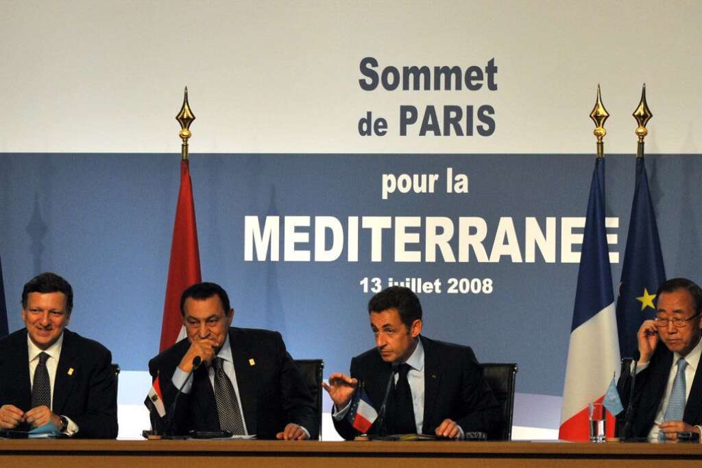 Juillet 2008: l'Union pour la Méditerranée - Après avoir pris la présidence tournante de l'UE au début du mois, Nicolas Sarkozy concrétise son grand projet d'Union pour la Méditerranée. "Bâtir un avenir de paix et de démocratie", voilà le slogan qui réunit alors 40 pays, dont la Syrie de Bachar al-Assad. L'initiative, très remarquée alors, passera au second plan avec les révolutions arabes qui recomposeront la carte du pourtour méditerranéen à partir de 2011.