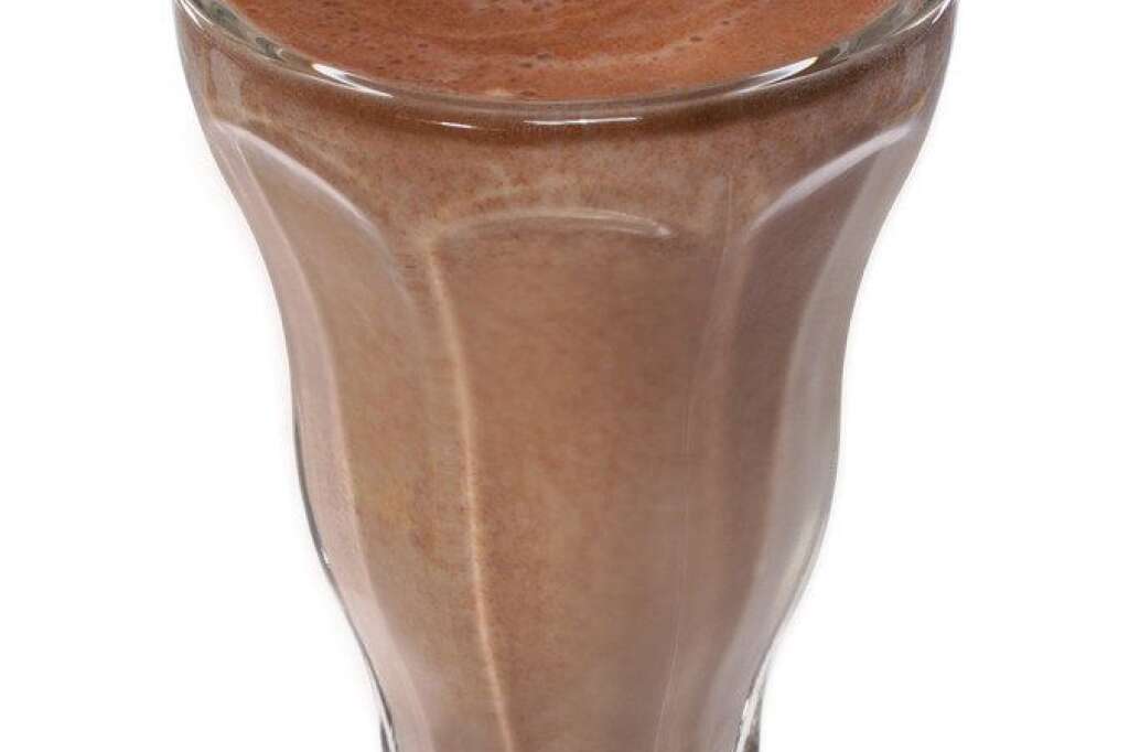 Pour les sportifs : le lait chocolaté - Selon nos confrères de <a href="http://www.huffingtonpost.com/2011/08/02/best-and-worst-ways-to-hydrate-summer-workout_n_915633.html#s320020&title=GOOD_Chocolate_Milk" target="_blank">l'édition américaine du HuffPost</a>, le chocolat au lait est recommandé en période de chaleur après un effort.   Pour votre corps, c'est l'occasion de prendre sa dose d'eau, de protéine et de calcium après un effort. Toutefois, il ne faut pas en abuser, ces boissons sont souvent sucrées.