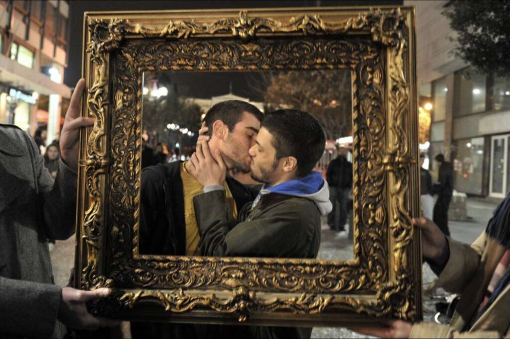 23 avril 2013: le mariage pour tous est voté - Après des centaines d'heures de débat au Parlement, et malgré la pression de la rue et de la Manif pour tous, les parlementaires adoptent définitivement la loi Taubira, ouvrant la voie au mariage homosexuel en France.    <strong>A relire:</strong> <a href="http://www.huffingtonpost.fr/christiane-taubira/vote-mariage-gay_b_3137872.html" target="_hplink">"Le mariage civil est désormais universel", par Christiane Taubira</a>