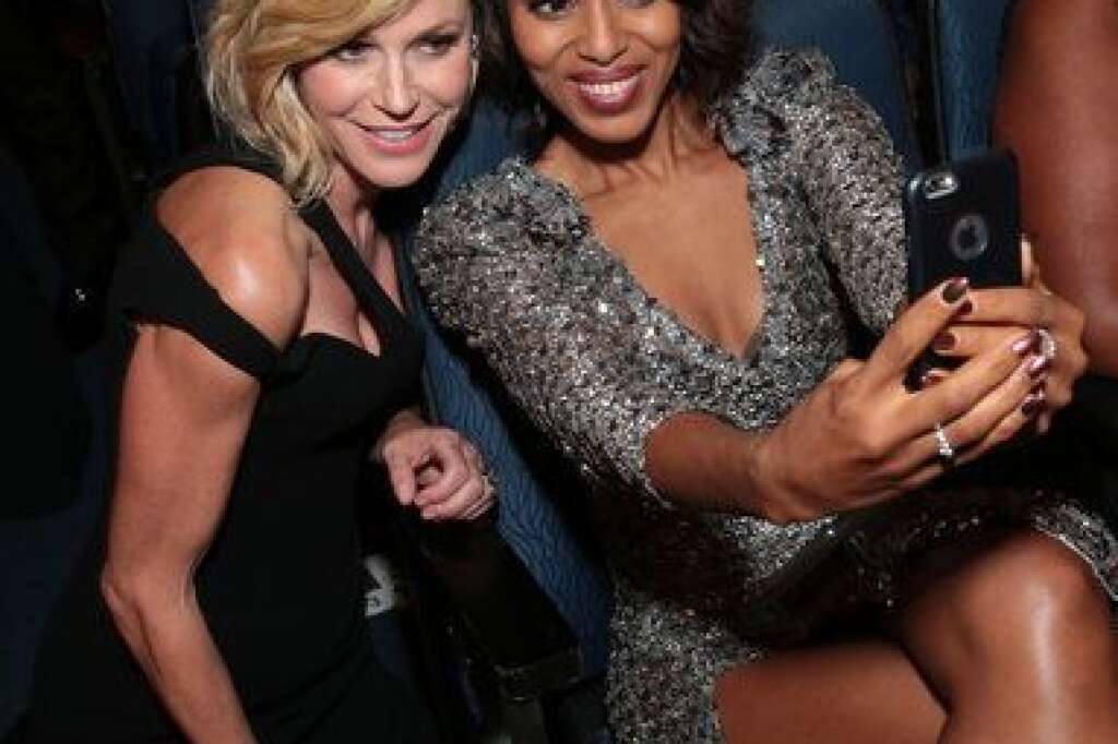La 67ème cérémonie des Emmy Awards - Pause selfie pour Julie Bowen et Kerry Washington
