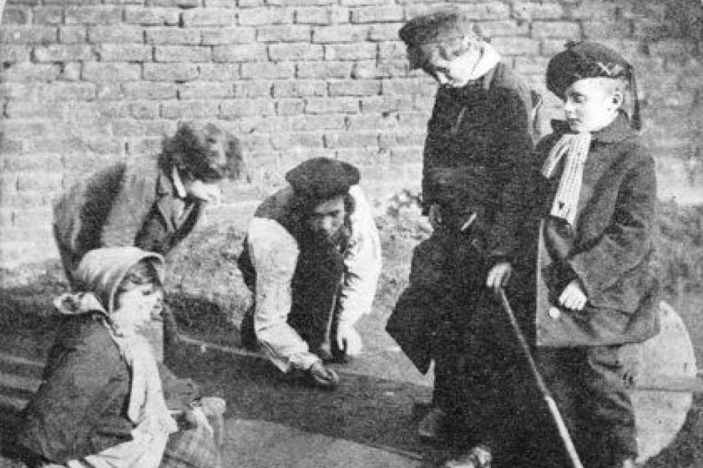 - Environ 1855:  Des enfants jouant aux billes.  (Photo par Hulton Archive/Getty Images)