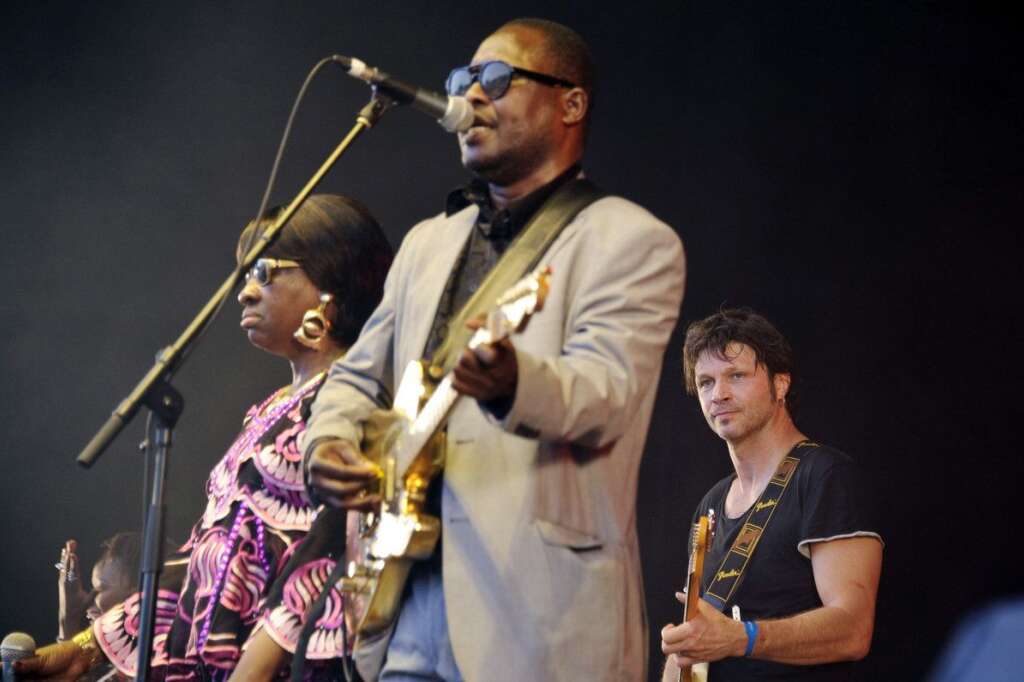 Aux Eurockéennes - Bertrand Cantat sur scène avec Amadou et Mariam lors du festival des Eurockéennes en juin 2012 à Belfort.