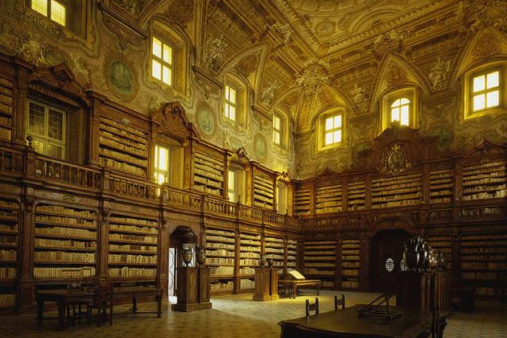 La bibliothèque des Girolamini à Naples - Ouverte au public en 1586, cette bibliothèque est la plus ancienne de Naples.