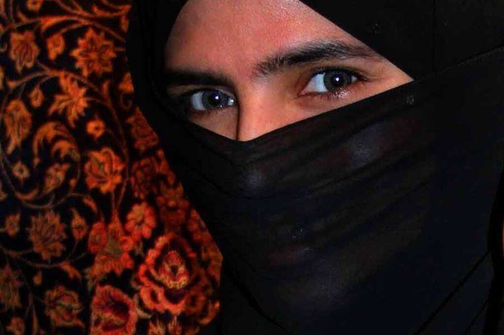Niqab - <a href="http://fr.wikipedia.org/wiki/Niqab" target="_blank">Le niqab est un voile couvrant le visage à l'exception des yeux.</a>